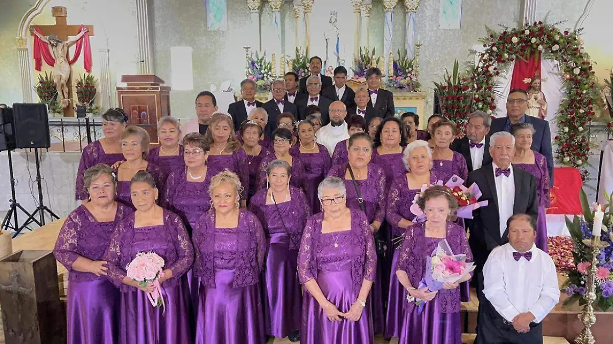 Abuelitas de la estancia de día “Recordar es vivir”, perteneciente al sistema DIF de la junta auxiliar de Metepec, quienes pudieron recordar o vivir por primera vez sus XV años
